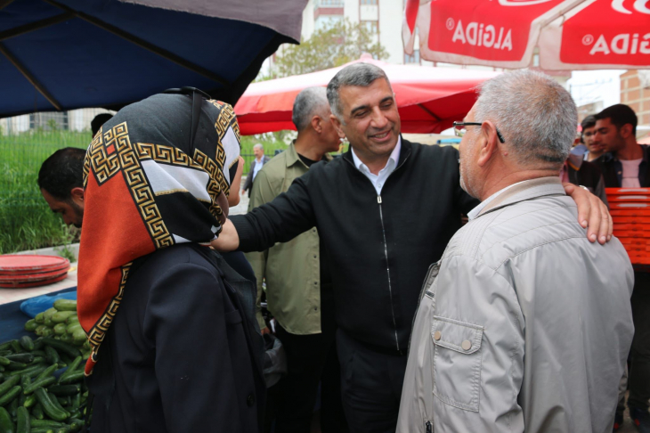 CHP'li Erol pazarda vatandaş ve esnafı dinledi